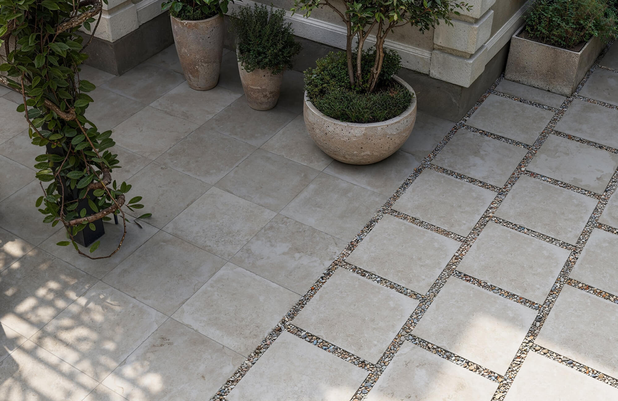 null Outdoor courtyard tile with defined joint spacing and drainage gaps, highlighting installation techniques that support moisture management and longevity.