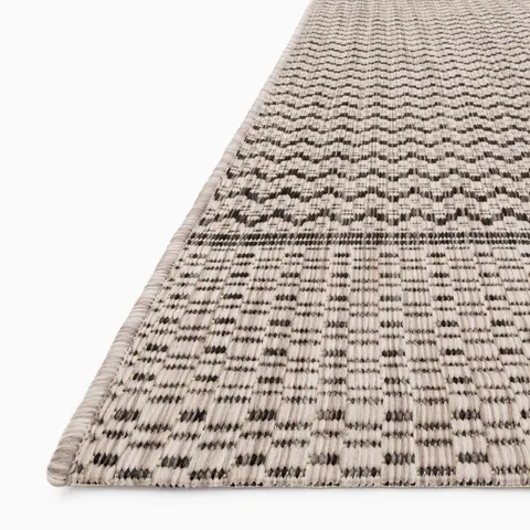 Marroway 5'3" x 7'7" Indoor/Outdoor Rug in Grey / Black